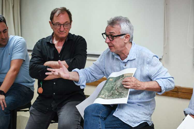 Julio Zamora debatió con comerciantes de Troncos del Talar el proyecto de ordenanza de limitación de altura Julio Zamora debatió con comerciantes de Troncos del Talar el proyecto de ordenanza de limitación de altura