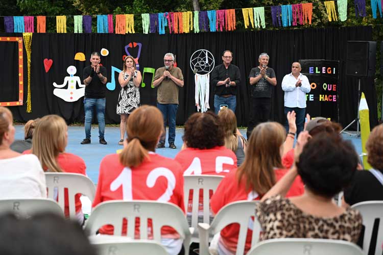 Julio Zamora: “Tenemos un equipo en Deportes que le ponen el hombro en los 19 polideportivos del Municipio de Tigre” Julio Zamora: “Tenemos un equipo en Deportes que le ponen el hombro en los 19 polideportivos del Municipio de Tigre”