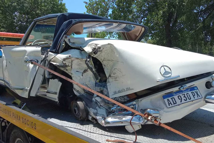 Un auto de colección perdió una rueda en Panamericana, fue chocado y quedó destruido