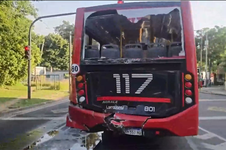 Choque entre un camión y un colectivo en la General Paz dejó al menos 18 heridos
