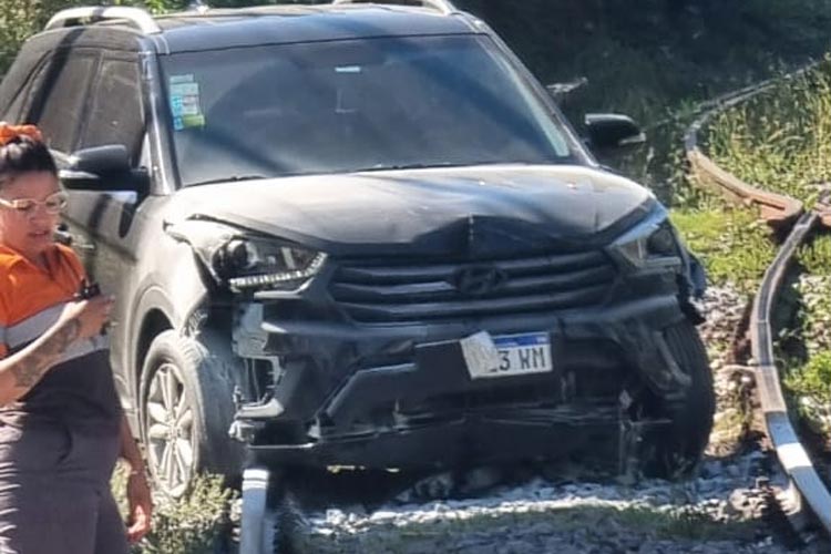 Un auto perdió el control y terminó en las vías del tren Mitre en Martínez