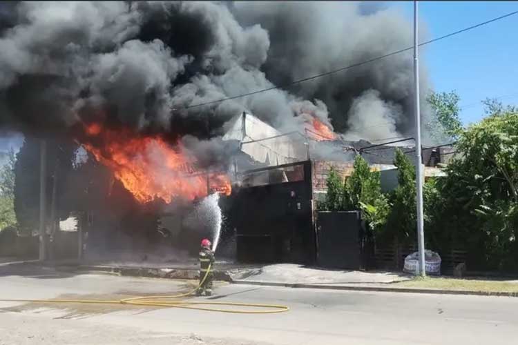 Graves daños materiales tras un incendio en un predio de eventos en Pilar Graves daños materiales tras un incendio en un predio de eventos en Pilar