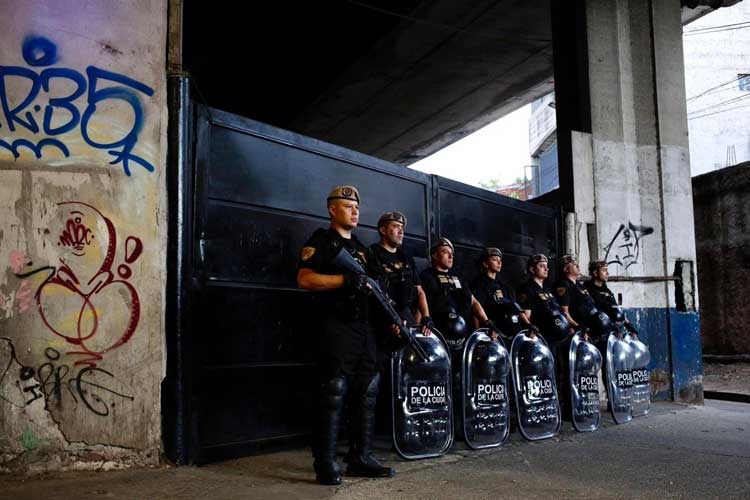 Desalojaron un predio ocupado ilegalmente debajo de la autopista Perito Moreno