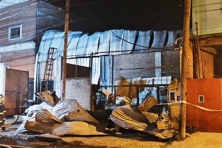 Feroz incendio en San Fernando destruyó una carpintería y una vivienda lindera