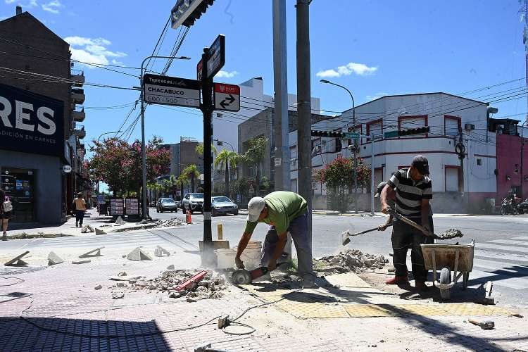 Avanzan las obras de veredas en Tigre centro sobre la Avenida Cazón