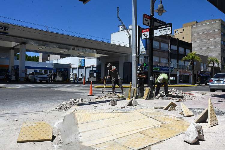 Avanzan las obras de veredas en Tigre centro sobre la Avenida Cazón.