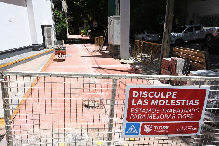 Avanzan las obras de veredas en Tigre centro sobre la Avenida Cazón.