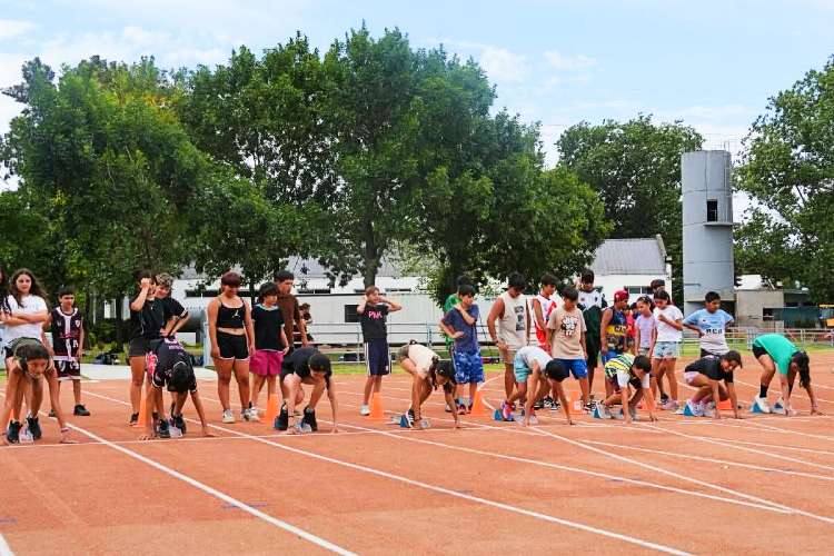 La Colonia de Verano 2026 en Tigre sumó actividades en la Pista de Atletismo Municipal