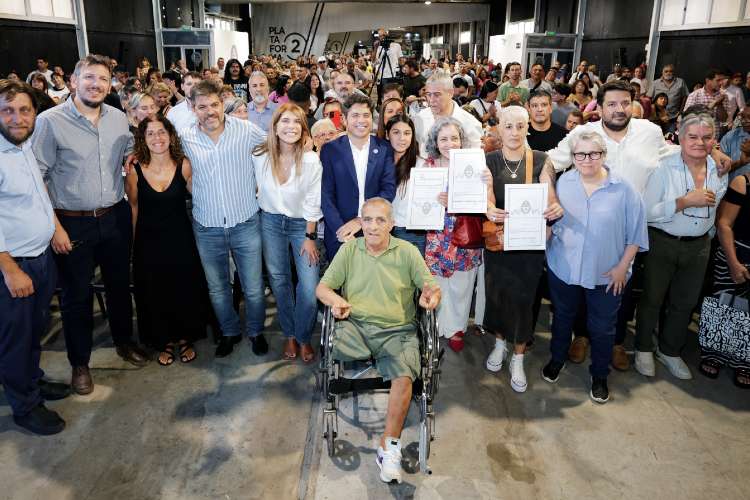 Kicillof entregó 700 escrituras gratuitas a familias de Avellaneda