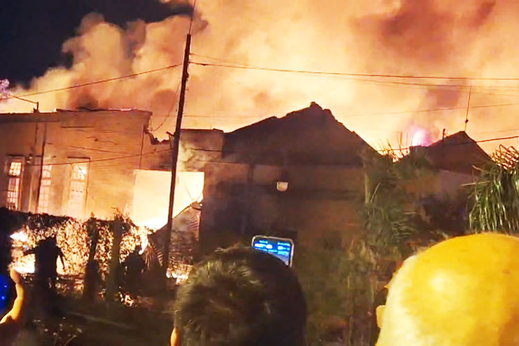 Voraz incendio en la fábrica Otowil de San Fernando tras una fuerte explosión: evacuaron vecinos y trabajan bomberos de la región