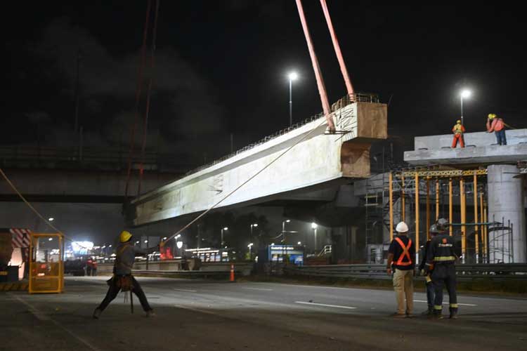 Ampliación del Puente Labruna sobre la avenida Cantilo: montaron vigas de 45 toneladas en un megaoperativo nocturno