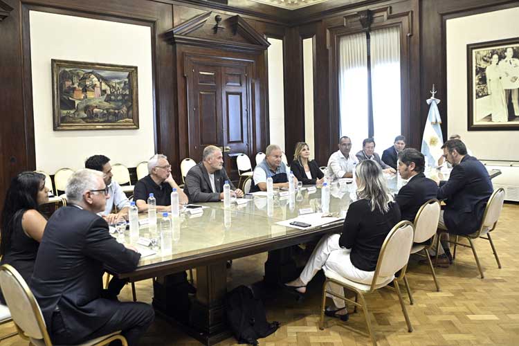 Kicillof firmó convenios con municipios para la compra de equipamiento mediante Provincia Leasing