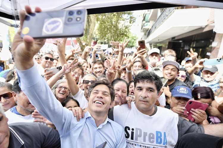 Axel Kicillof marchó al Congreso contra la reforma laboral y cuestionó la política económica de Milei