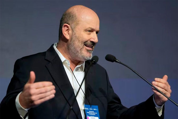 Sturzenegger: “Si te lastimaste jugando al fútbol, la cobertura es del 50%”