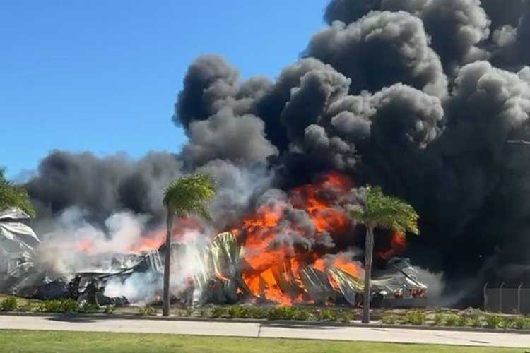 Voraz Incendio en un depósito de Norlog en Benavídez: Gran despliegue de bomberos Voraz Incendio en un depósito de Norlog en Benavídez: Gran despliegue de bomberos
