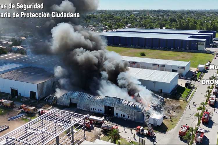 Impactante despliegue en el incendio de Norlog: drones, bomberos y asistencia médica en Benavídez Impactante despliegue en el incendio de Norlog: drones, bomberos y asistencia médica en Benavídez