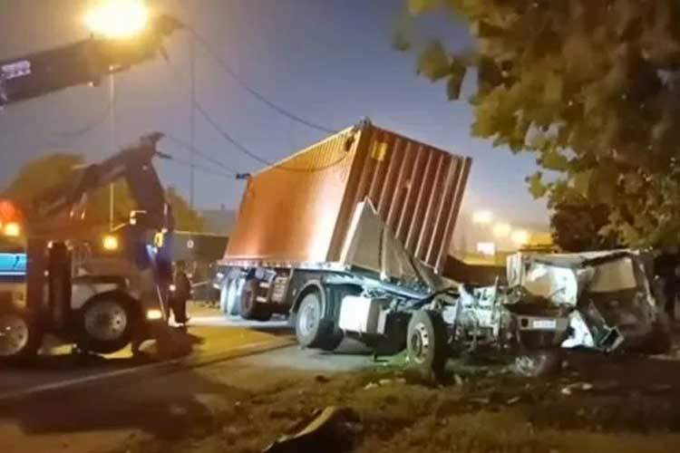 Camión volcado en Panamericana tras chocar contra dos autos en Don Torcuato: hay un herido