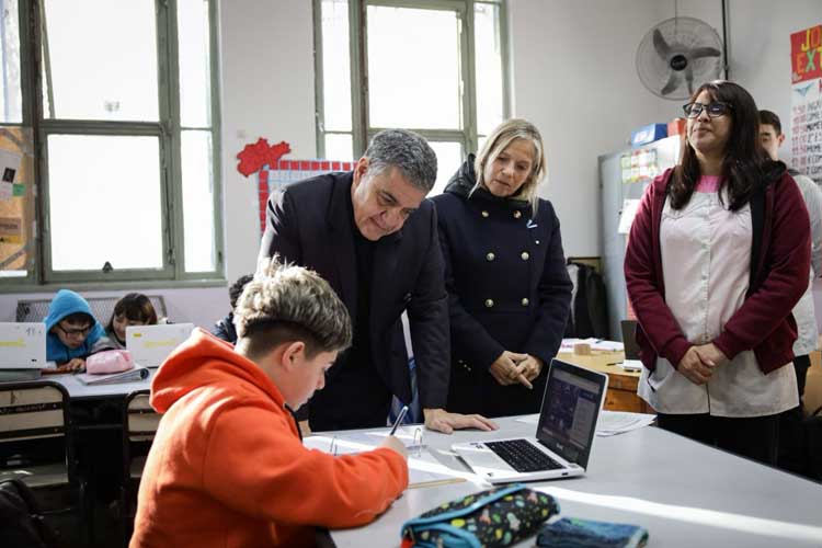 La Ciudad de Buenos Aires prohíbe el uso de celulares durante las clases en las escuelas secundarias