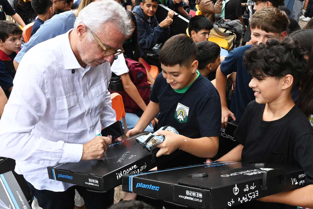 Tigre: Julio Zamora entregó kits escolares a 225 estudiantes de la Escuela Técnica N°1