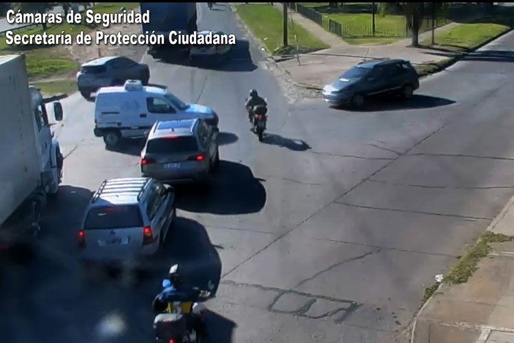 El Talar: cámaras del COT captaron un fuerte accidente entre un auto y una moto