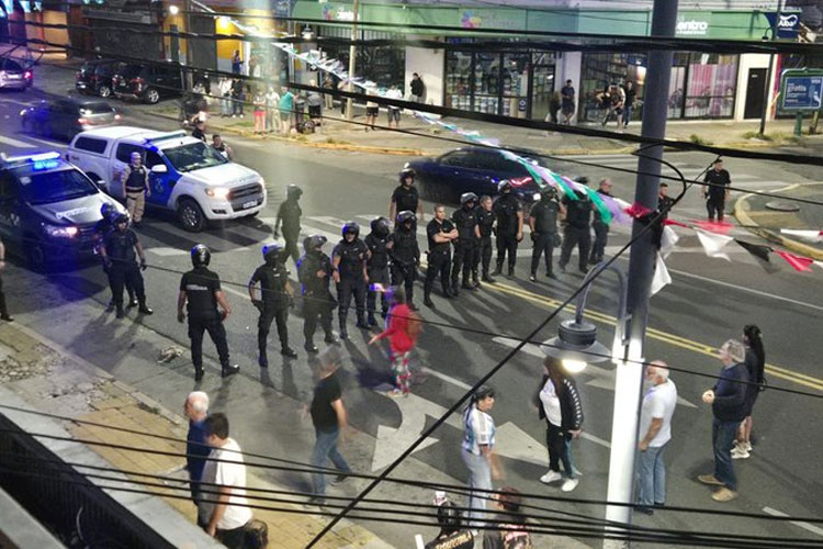 Cruce por el carnaval en Vicente López: murgas denuncian represión y el municipio habla de evento ilegal Cruce por el carnaval en Vicente López: murgas denuncian represión y el municipio habla de evento ilegal