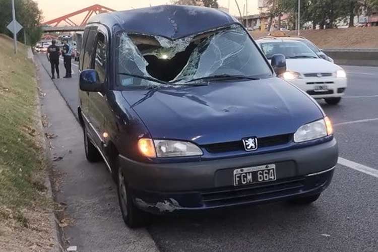 Pudo ser tragedia: un neumático voló en General Paz y golpeó otro vehículo