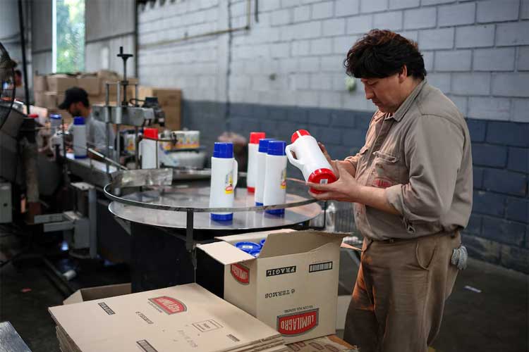 Lumilagro quedó en el centro de la polémica tras sugerir que despedir trabajadores abarata sus productos Lumilagro quedó en el centro de la polémica tras sugerir que despedir trabajadores abarata sus productos