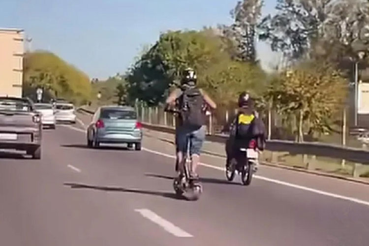 Imprudencia en la Panamericana: a más de 80 km/h en monopatín eléctrico