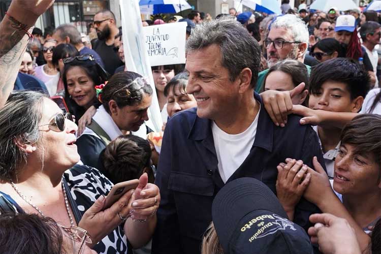 Sergio Massa se sumó a la marcha por el 24 de marzo junto a militantes del Frente Renovador