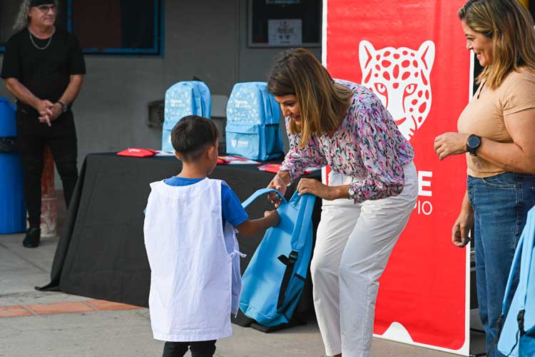 Kits escolares en Tigre: alumnos de Benavídez recibieron mochilas y útiles para el inicio de clases