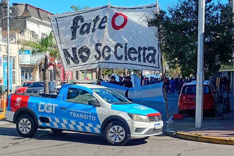 Trabajadores de Fate protestan en Tigre antes de audiencia clave con el Ministerio de Trabajo bonaerense