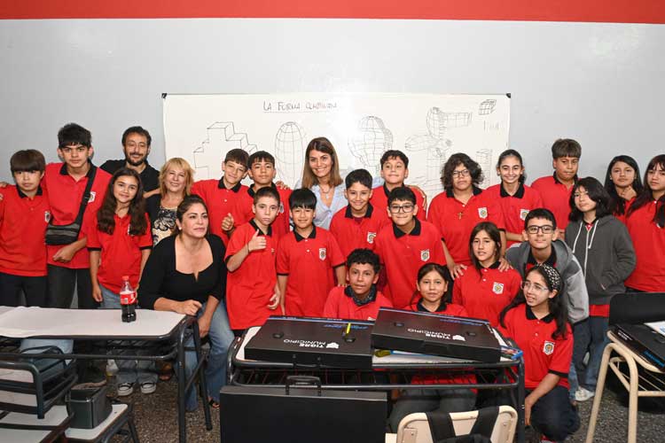 El Municipio de Tigre entregó  kits de dibujo técnico en escuelas Tecnicas - Tecnica 5 de Tigre Centro