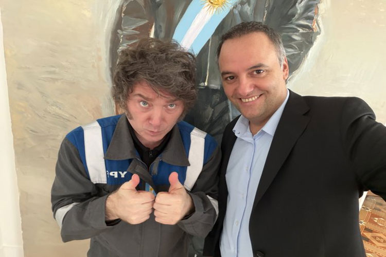 Javier Milei respalda a Manuel Adorni tras una reunión clave en Olivos y descarta su salida del Gobierno