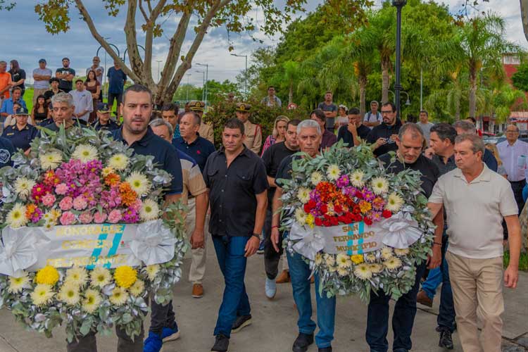 Funcionarios municipales, instituciones y fuerzas vivas acompañaron a los veteranos en la colocación de ofrendas florales.