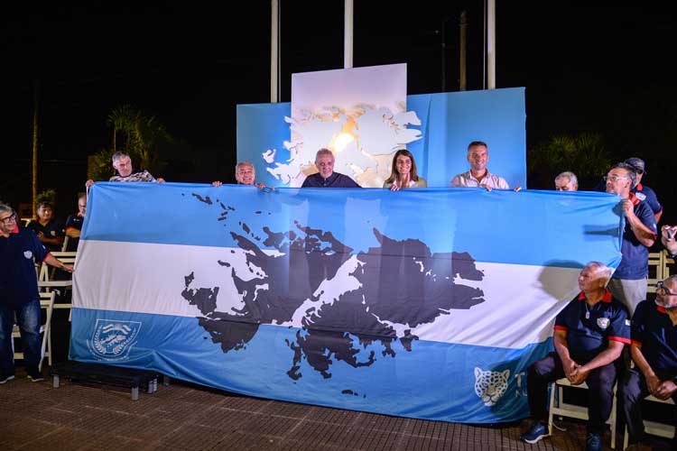 Tigre homenajeó a los héroes de Malvinas con una multitudinaria vigilia en Ricardo Rojas