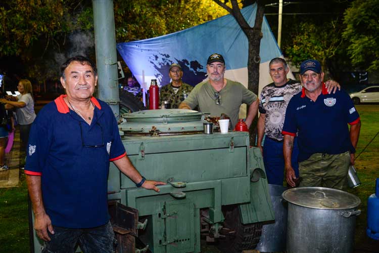 Tigre realizó una emotiva vigilia por Malvinas en Ricardo Rojas con ex combatientes y vecinos, a 44 años de la guerra.
