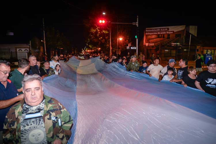 Tigre realizó una emotiva vigilia por Malvinas en Ricardo Rojas con ex combatientes y vecinos, a 44 años de la guerra.