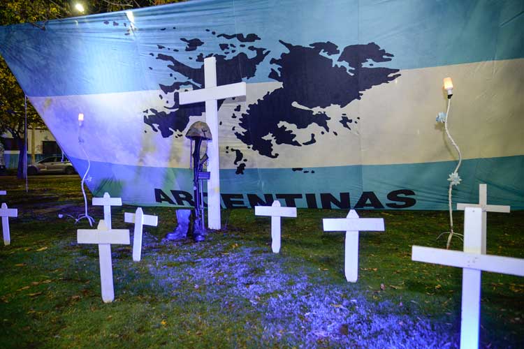 Tigre realizó una emotiva vigilia por Malvinas en Ricardo Rojas con ex combatientes y vecinos, a 44 años de la guerra.