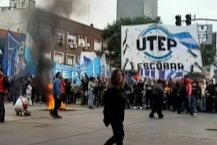 Manifestaciones y cortes de tránsito en los accesos a CABA por el fin del programa Volver al Trabajo