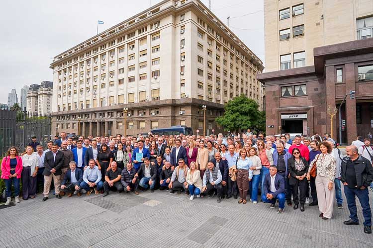 Intendentes marcharon al Ministerio de Economía por fondos retenidos y obras paralizadas