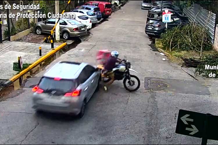 Tigre: cámaras del COT captaron un accidente entre un auto y una moto
