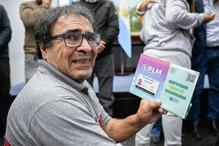 Pase Libre Multimodal: entregaron 150 credenciales para viajar gratis en Merlo