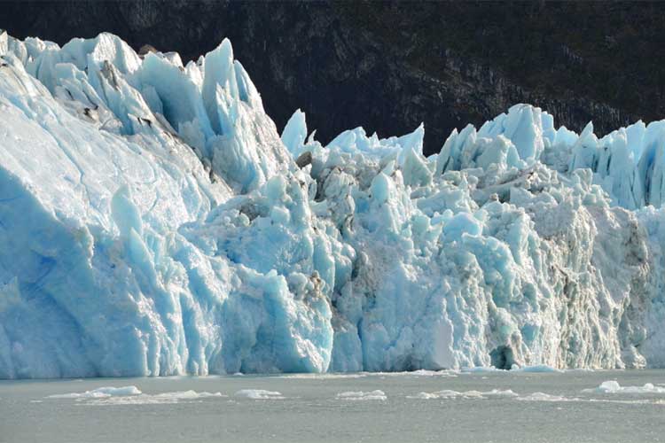 El Gobierno promulgó la nueva Ley de Glaciares con cambios en controles ambientales
