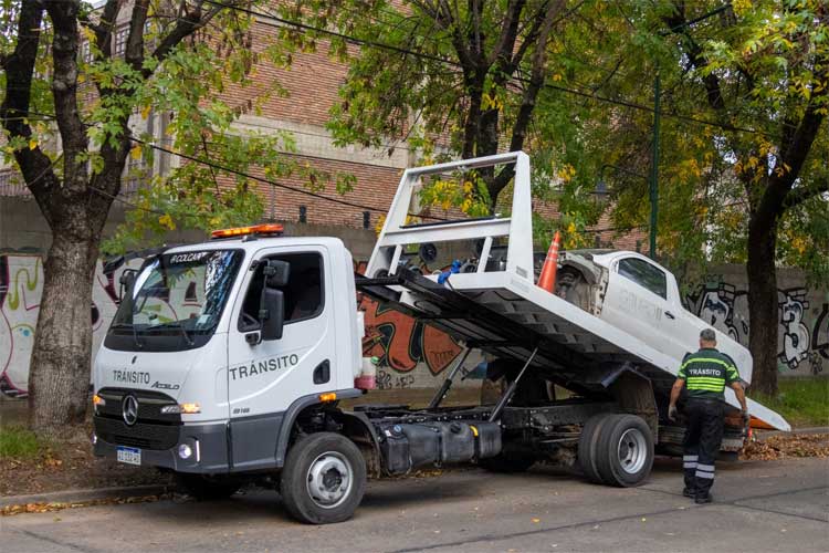 Más grúas y controles: San Isidro intensifica el operativo contra autos abandonados