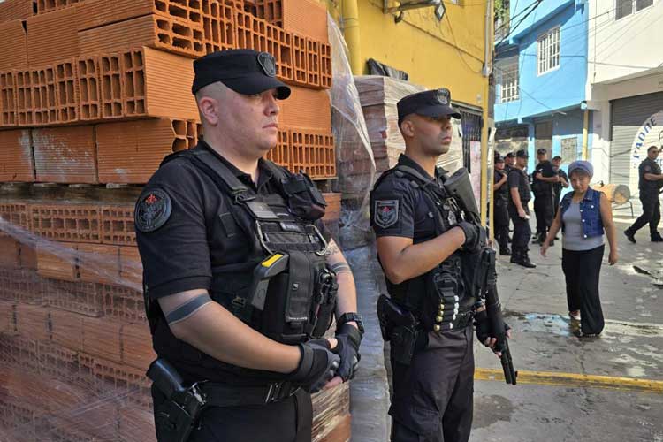 Clausuraron un corralón ilegal en la Villa 31 y detuvieron a tres personas por intentar reabrirlo