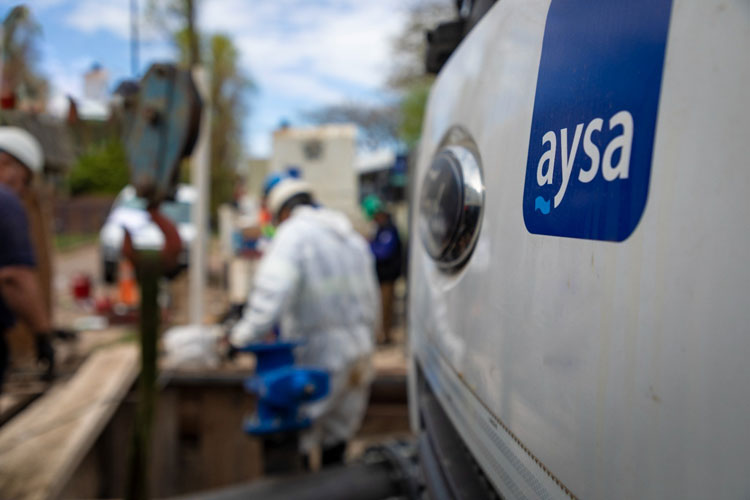 San Isidro: AySA repara una cañería clave dañada por terceros cerca del Tren de la Costa