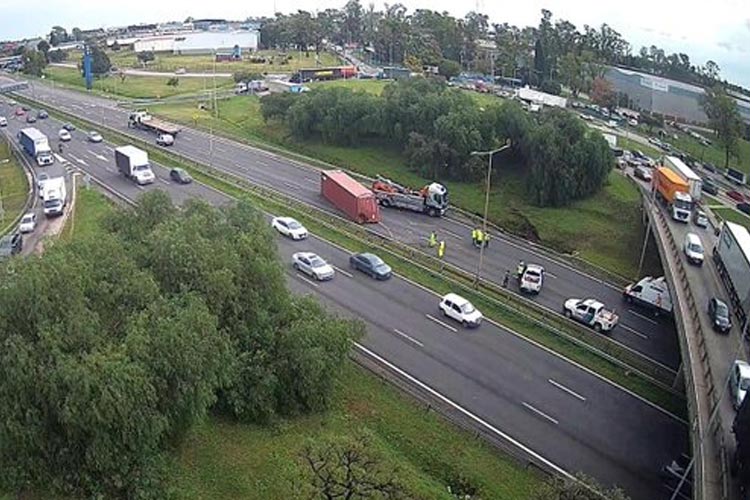 Un camión chocó contra un puente en Panamericana y volcó un container: el tránsito ya fue liberado