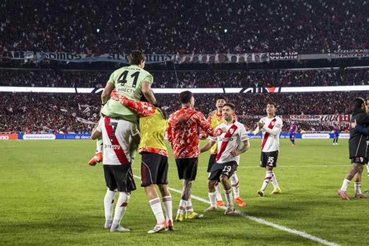 River eliminó a San Lorenzo por penales, pero el Monumental explotó contra jugadores y dirigentes