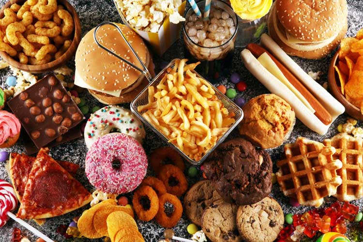 Consumo excesivo de sodio: los riesgos ocultos para el corazón y qué alimentos tienen más sal