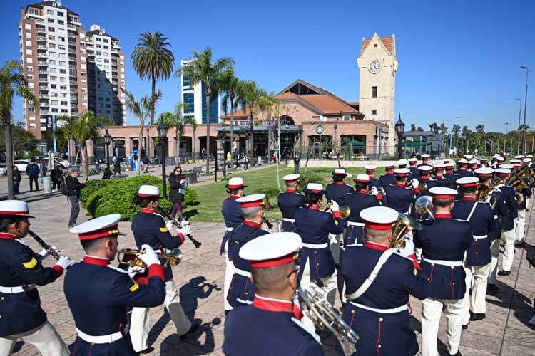 Himno Nacional en Tigre: la Sinfónica del Ejército sorprendió a los vecinos en la estación
